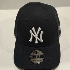NWT New Era 9Forty New York NY Yankees Baseball Cap with Velcro adjustable back.